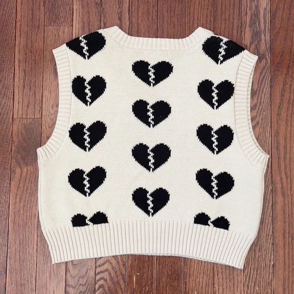 Arizona Jean Company Cream and Black V-neck Sweater With Broken Hearts, Size Med - Picture 7 of 8